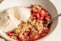 Rustic Vegan Strawberry Rhubarb Crumble
