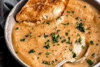 Golden Roasted Garlic Cauliflower Soup