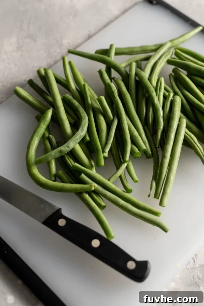 Garlicky Onion Green Bean Sauté 3 Trimmed green beans on a cutting board.